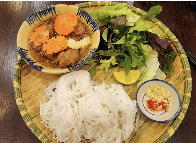 Digital Nomad's Guide to Da Nang, Vietnam 🇻🇳 cover photo collage