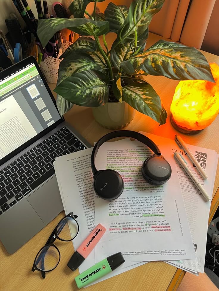 Student study essentials (things that actually help) 📚👩🏽‍💻 cover photo collage