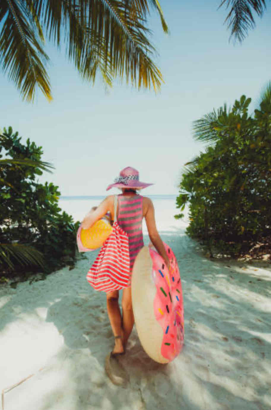 What I’m Packing: Beach Babe Edition 🏝️ cover photo collage